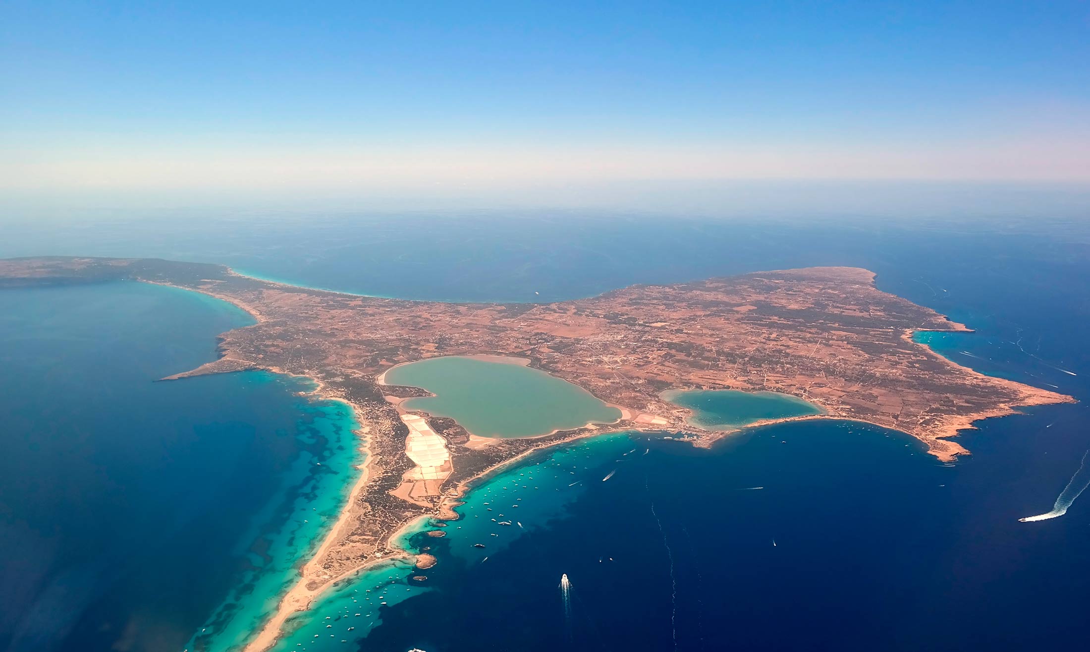 Playa de Formentera con aguas turquesas